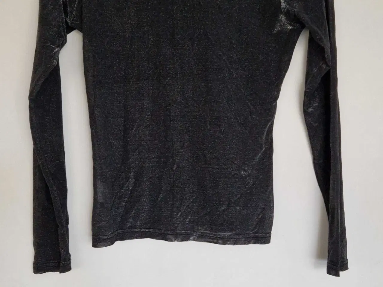 Billede 2 - Grå glitter bluse