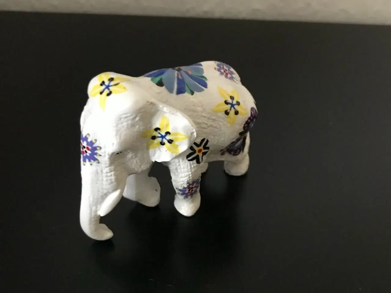 Billede 2 - Elefant i hvid med blå og gule håndmalet blomster