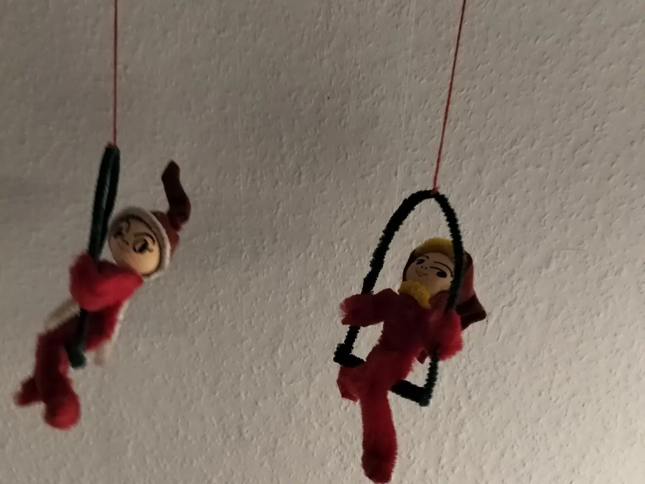 Billede 6 - Juleuro lavet af piberenser med 2 nisser på gynger