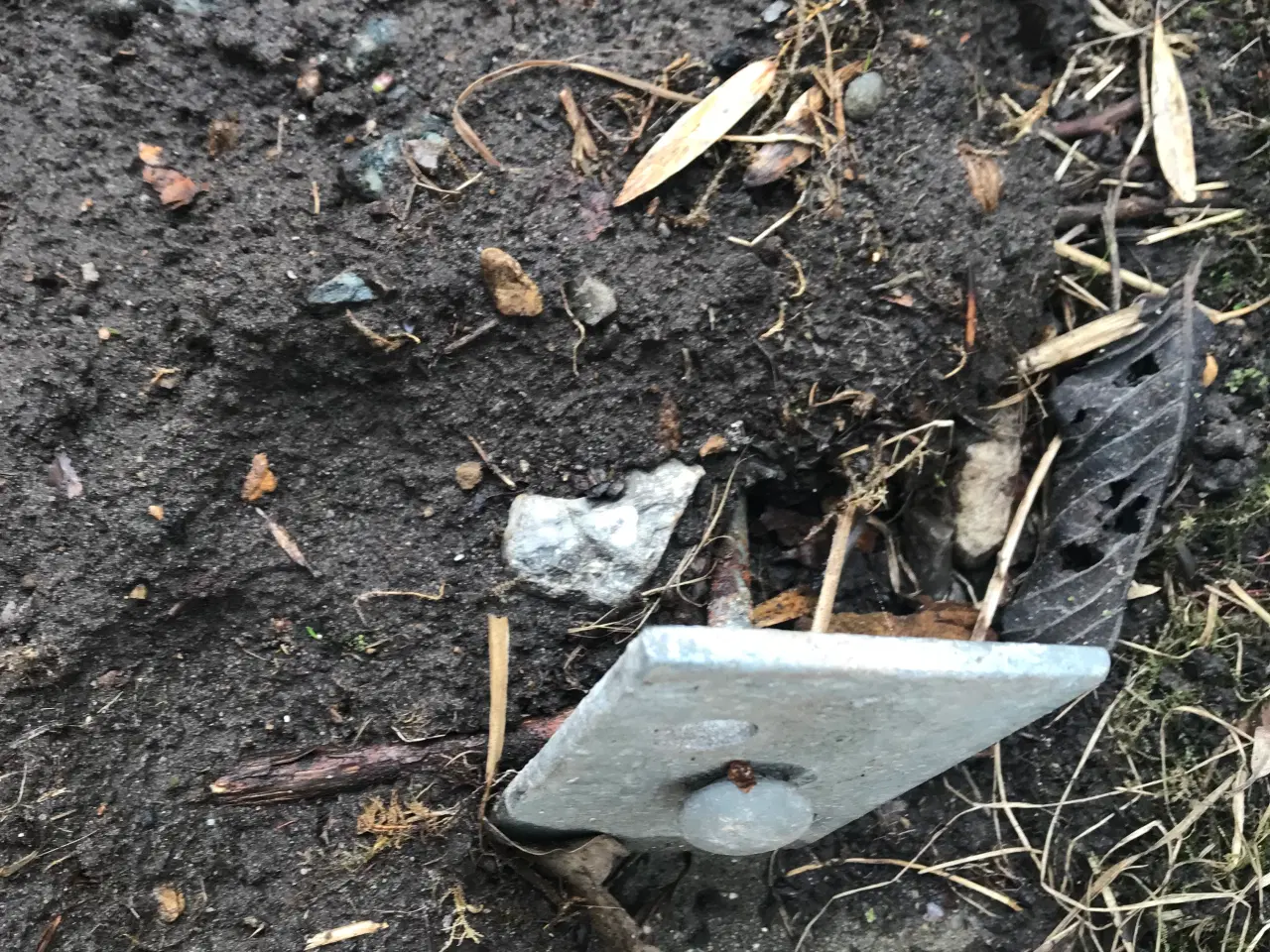 Billede 2 - Gratis 3 Beton Stolper / Stolpesten