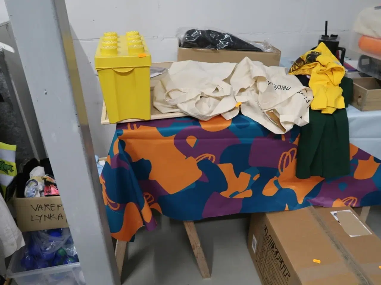 Billede 18 - Stole, borde, tøjstativer med div. Tøj m.m.