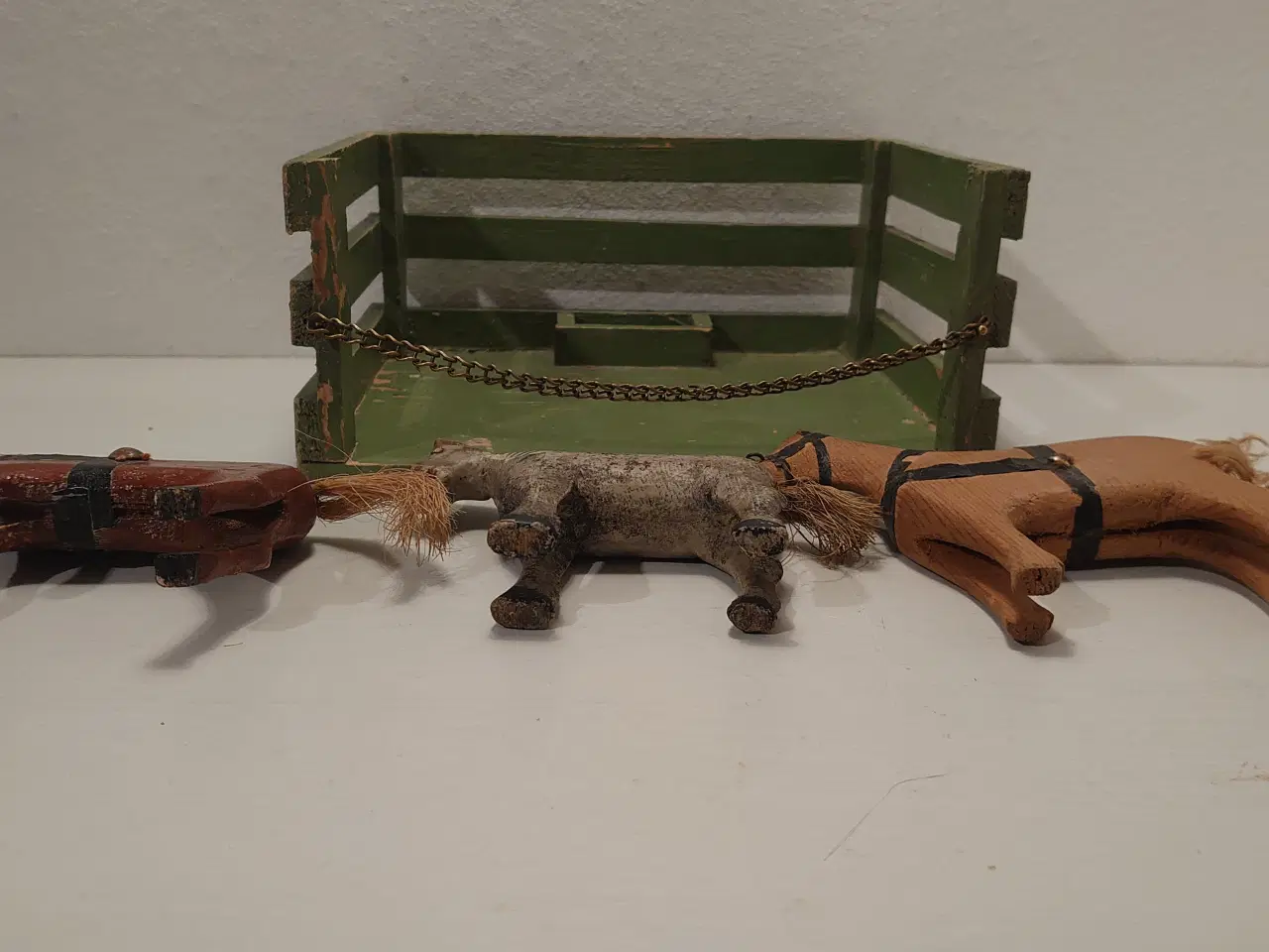 Billede 5 - Fængselslegetøj?: 3 heste og lille stald. 1940-50.