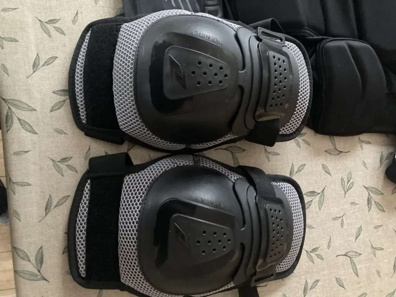 Billede 3 - Sikkerhedstrøje og knæbeskytter