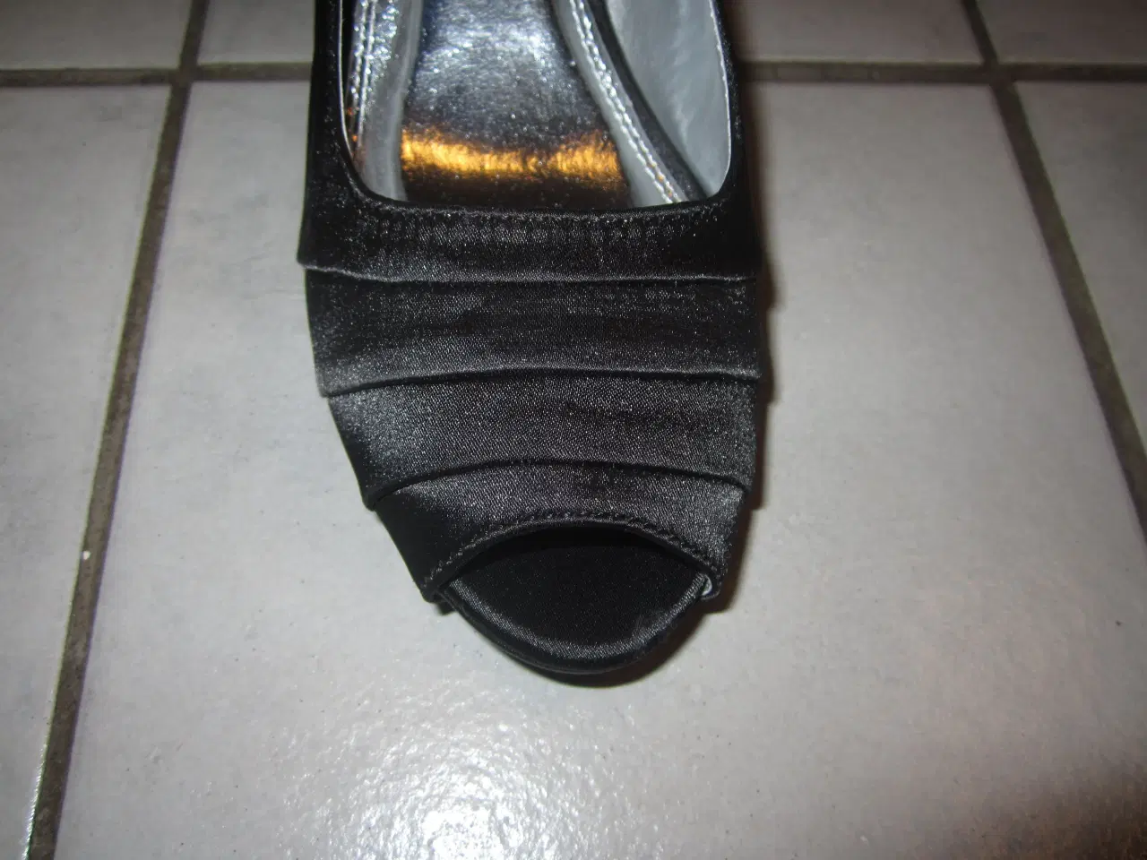 Billede 3 - Sorte Satin Peep-Toe Sandaler