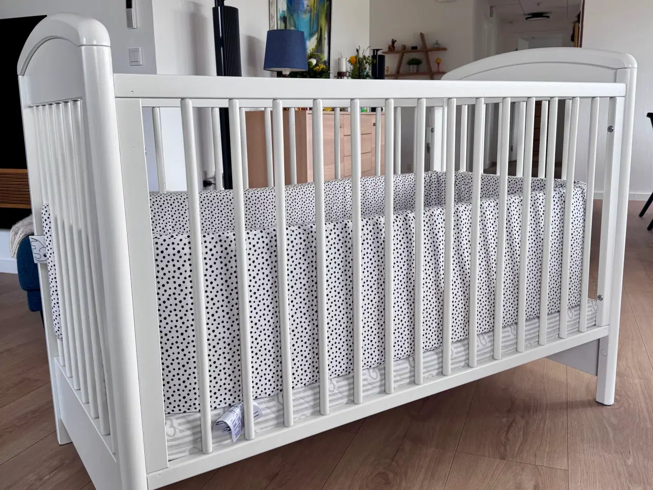 Billede 1 -  Hvid tremmeseng