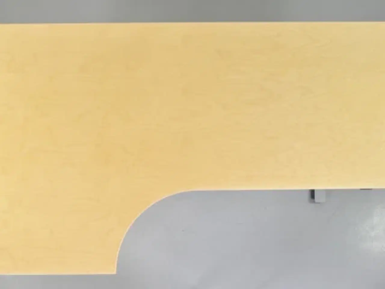 Billede 5 - Hæve-/sænkebord i ahorn med venstresving, 200 cm.