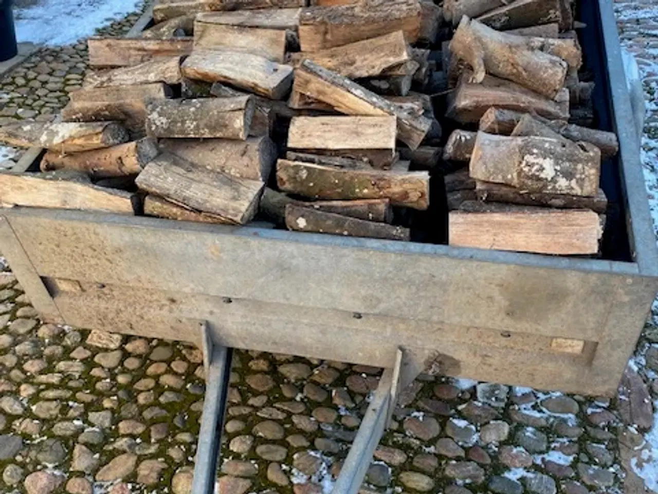 Billede 1 - Tørt og fyringsklart brænde af blandet løvtræ