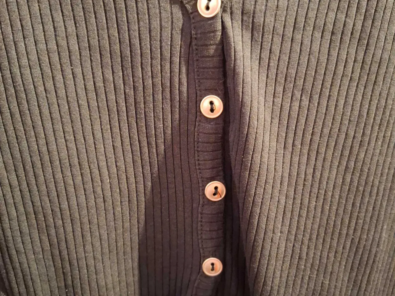 Billede 4 - Sort bluse fra Zizzi I M med v-hals og knapper