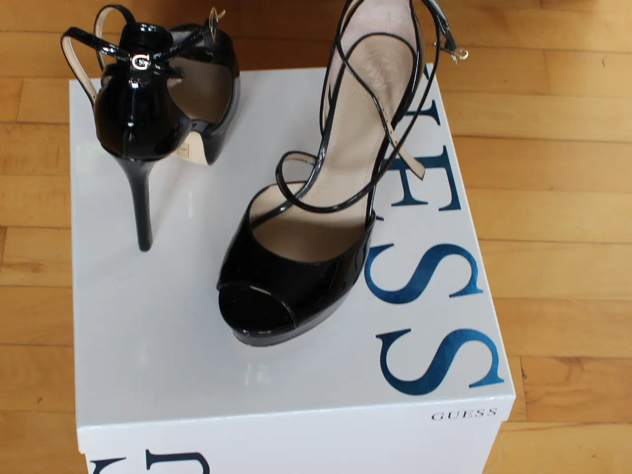 Billede 1 - Guess Lohana, lædersandaler stiletthæl til salg