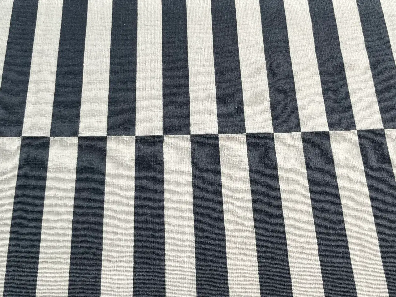 Billede 3 - 2 ens Gulvtæpper i uld