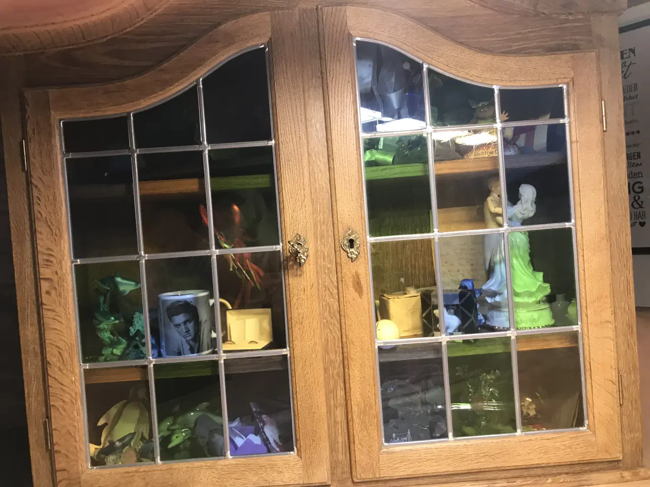 Billede 1 - Hængevitrine med farve glasvinduer