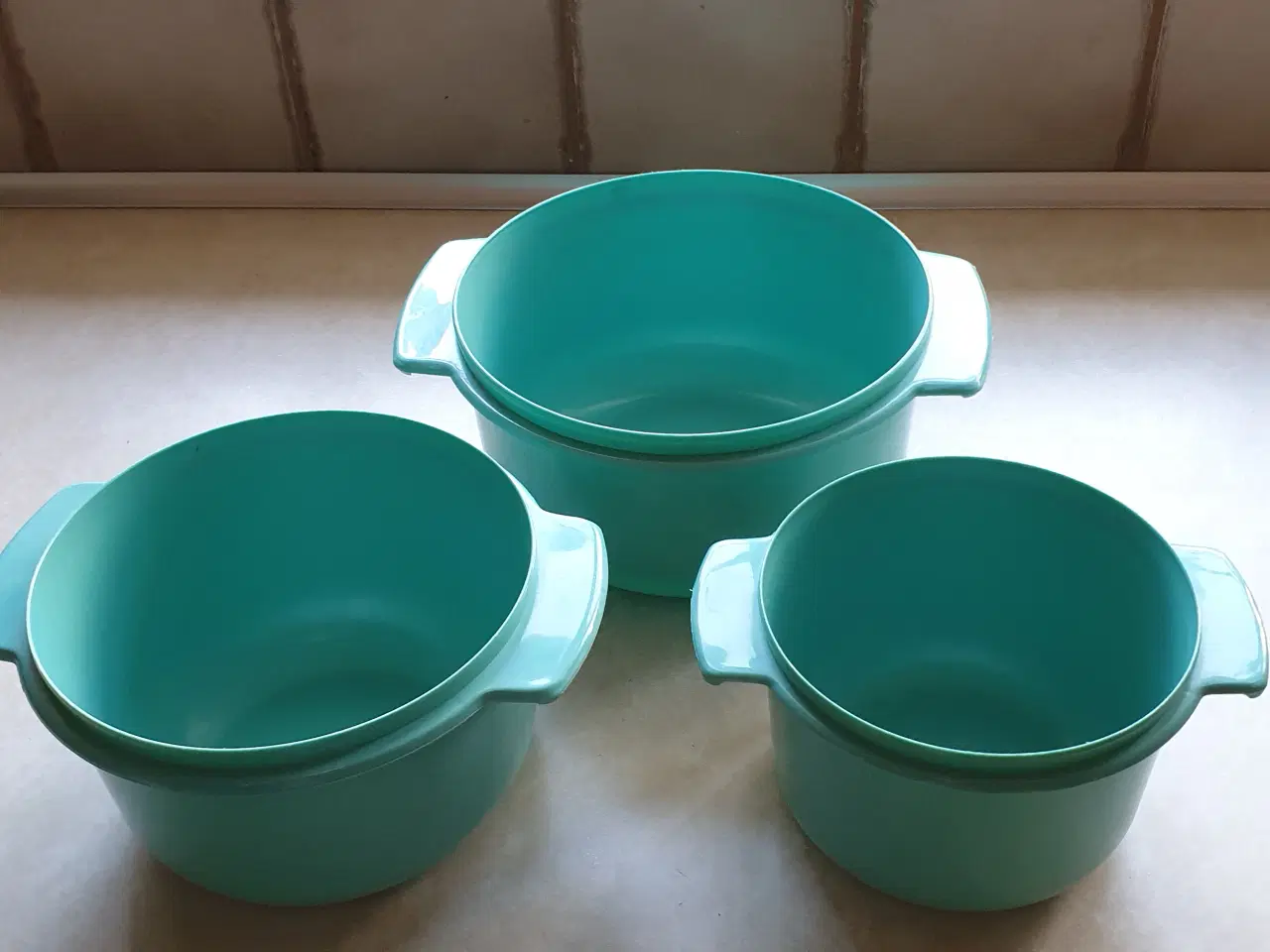 Billede 1 - Skåle plast m låg sæt ialt10kr SE 2 fotos