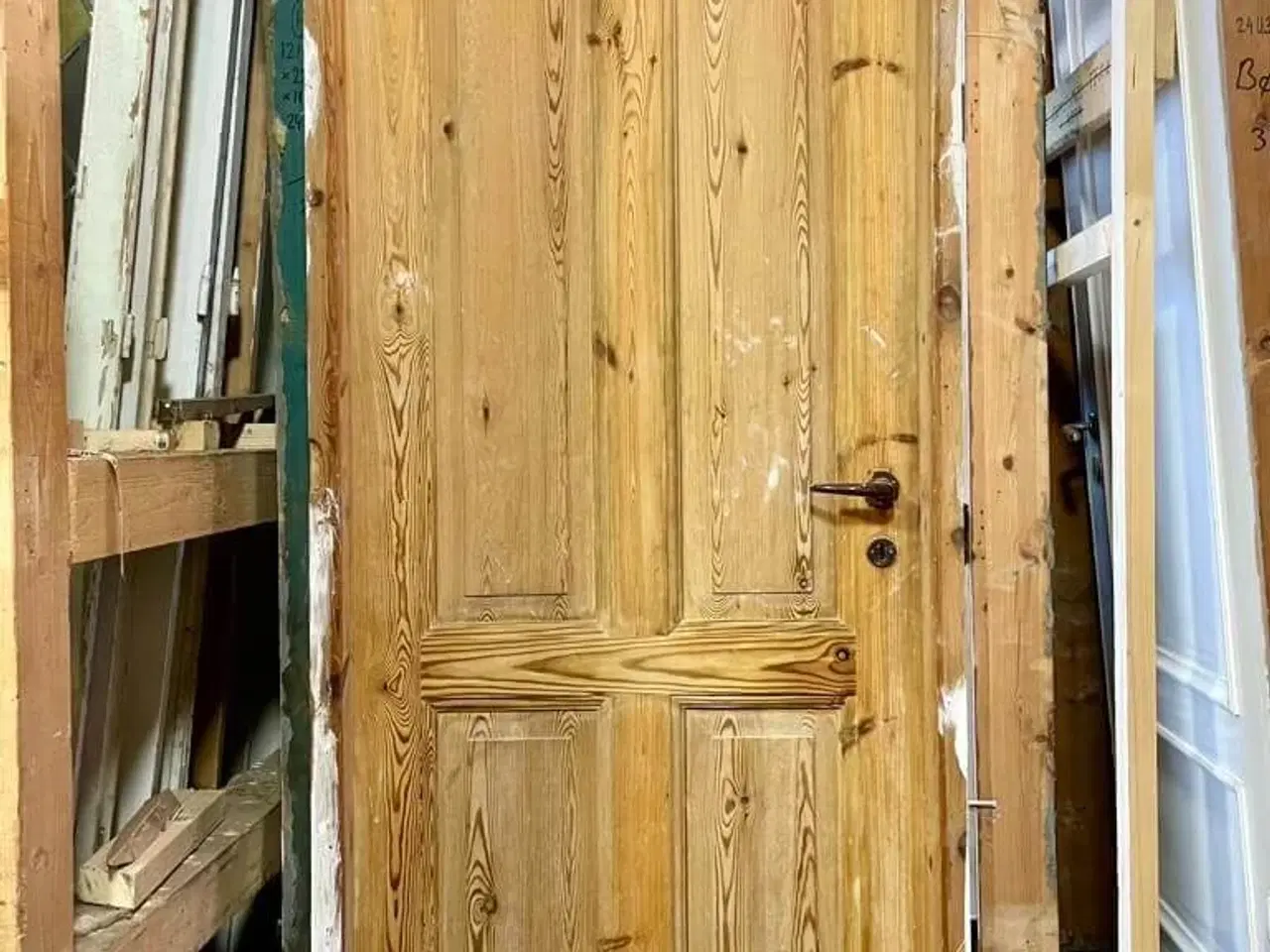 Billede 2 - Højrehængt, afsyret Dannebrogsdør m. karm