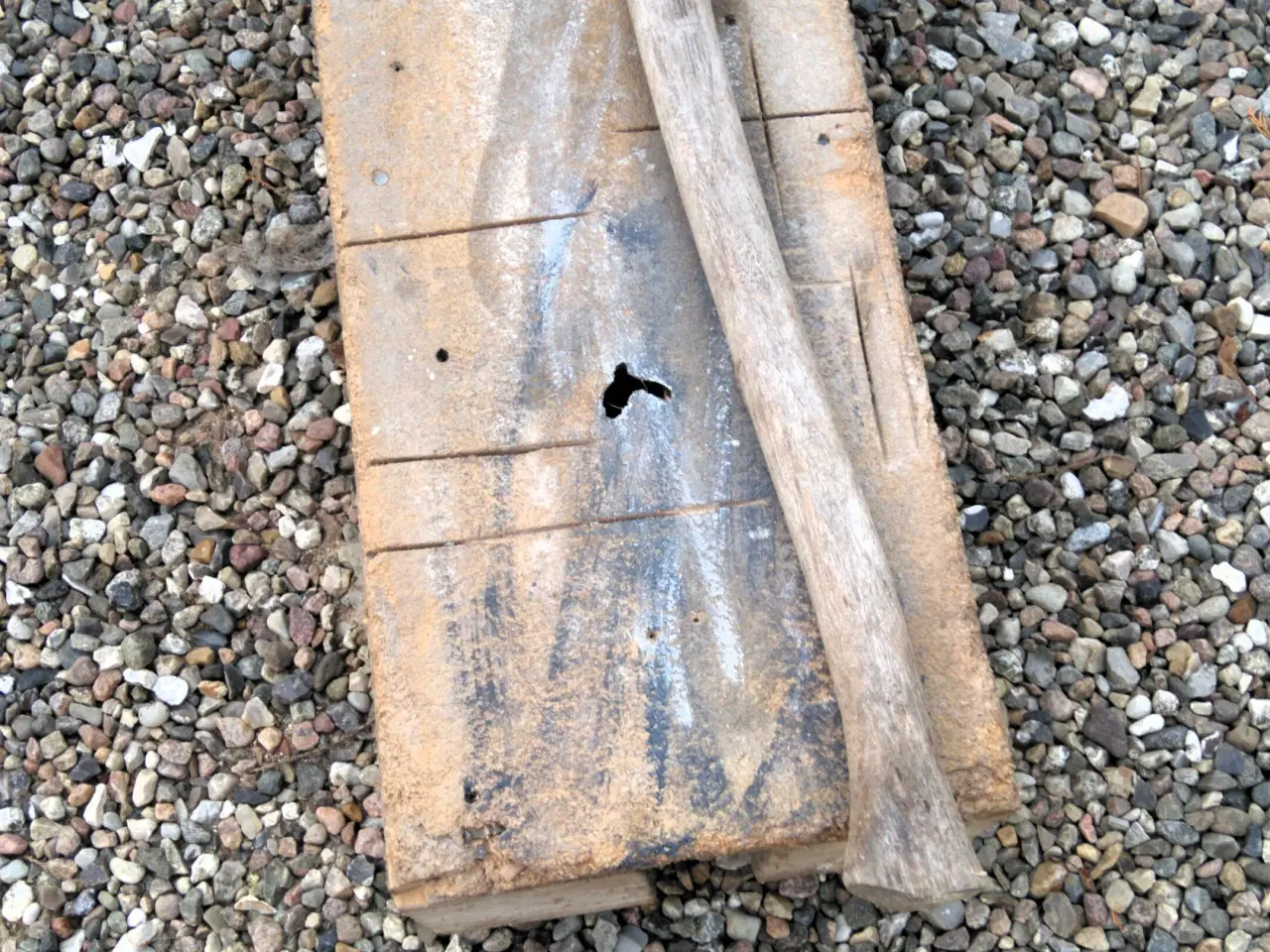 Billede 1 - Økse med træskaft længde 71 cm. Pris kun