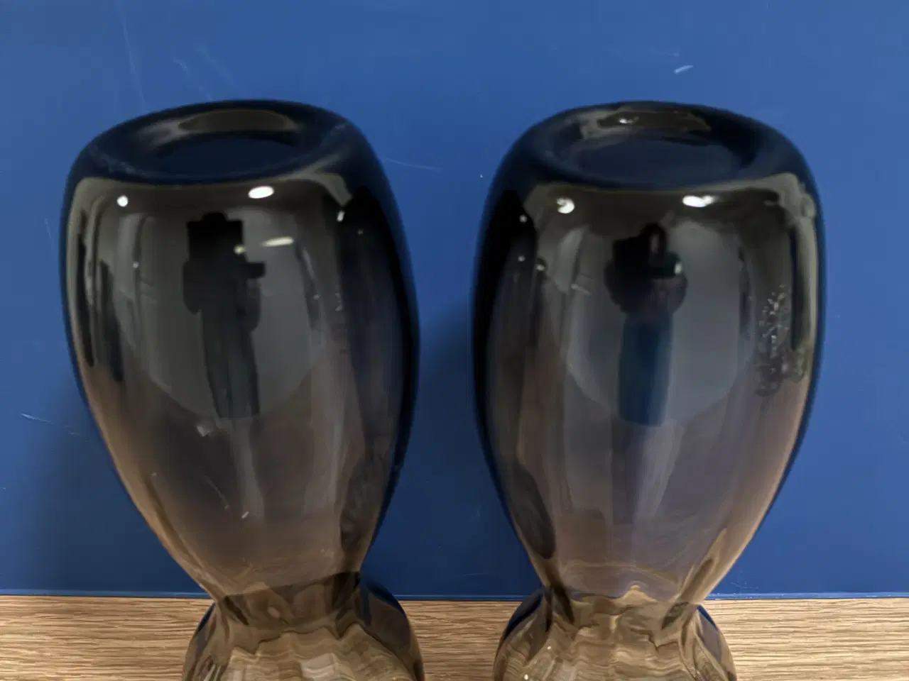 Billede 2 - 2 STK. ENS HOLMEGAARD HYACENTGLAS. RØGFARVET.