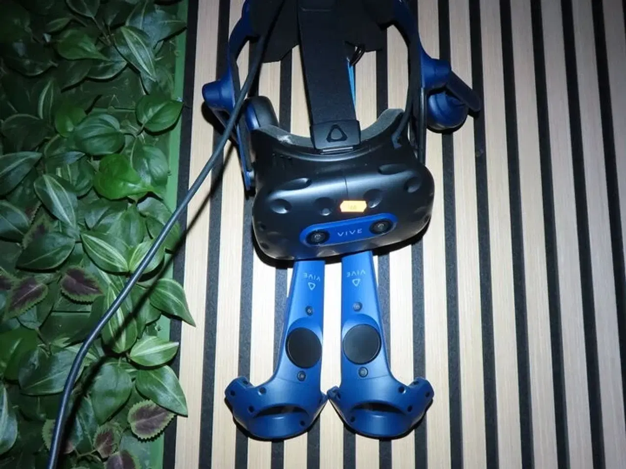 Billede 1 - VR sæt, 43"  monitor, VR Headset, HTC VIVE PRO EYE HMD, 2 stk. HTC Controller