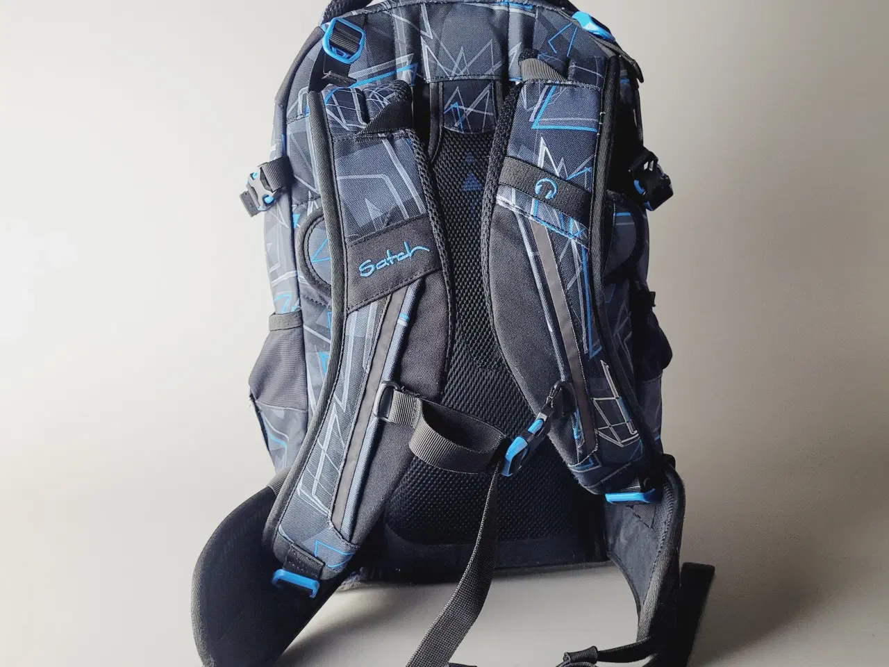 Billede 6 - ⭐️· Satch Skoletaske/Rygsæk i Blå med Trekantmønst