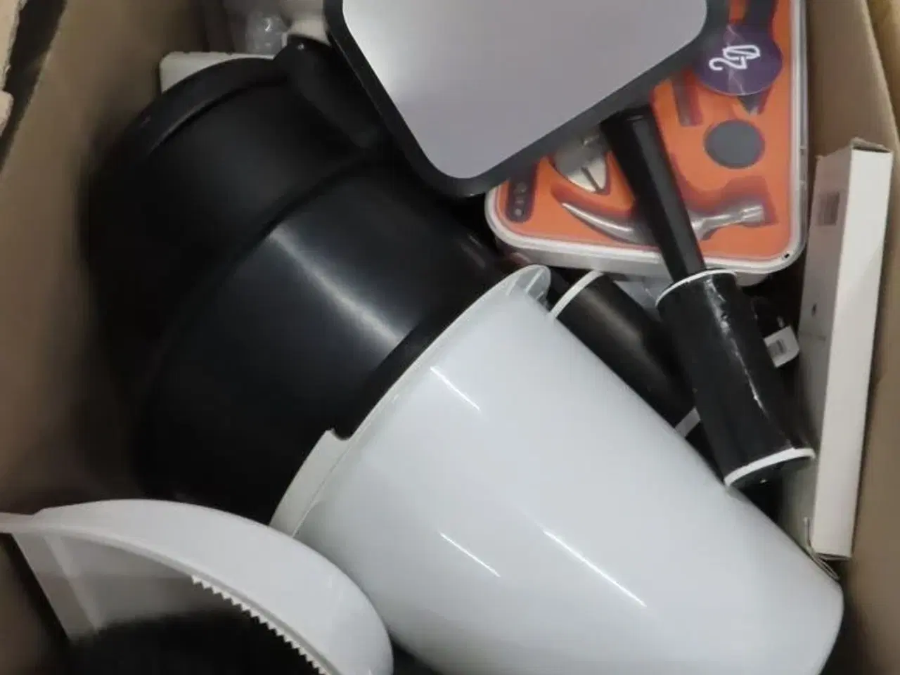 Billede 7 - Indhold af te-køkken samt diverse brugskunst