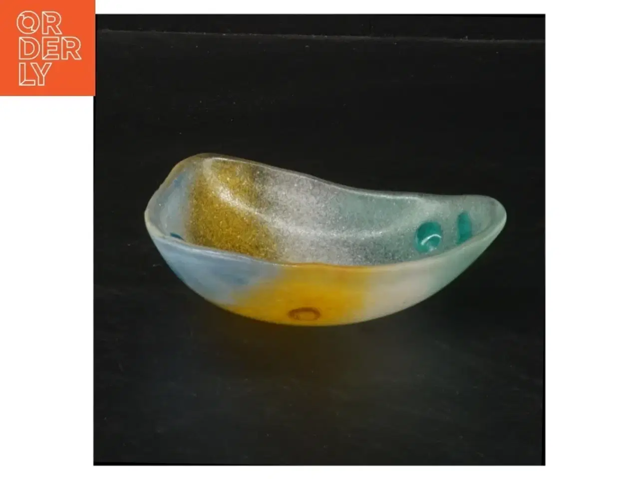 Billede 1 - Farverigt glasfad (str. Ø 11 cm)