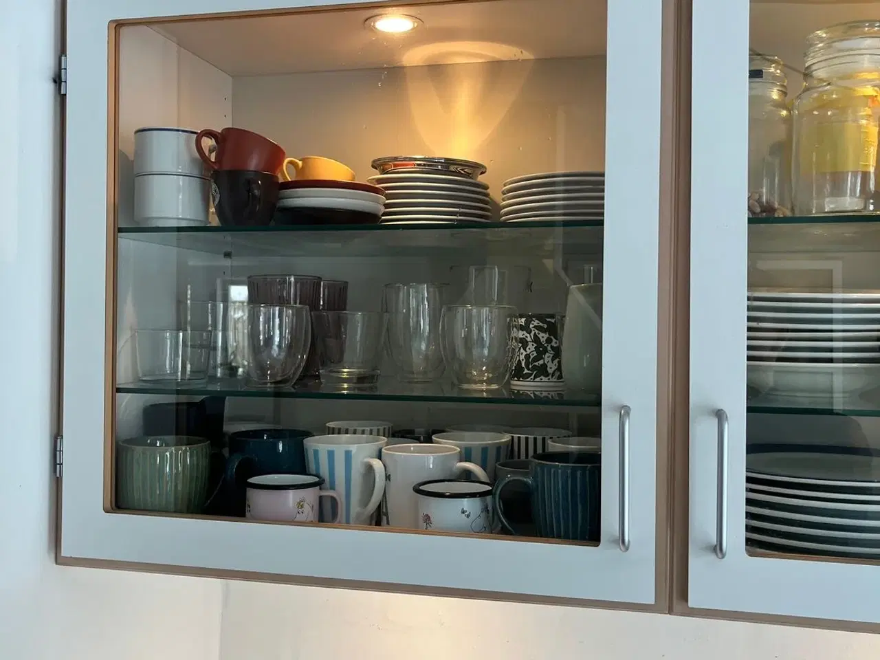 Billede 4 - Hvidt vinkelkøkken med vitrineskabe sælges