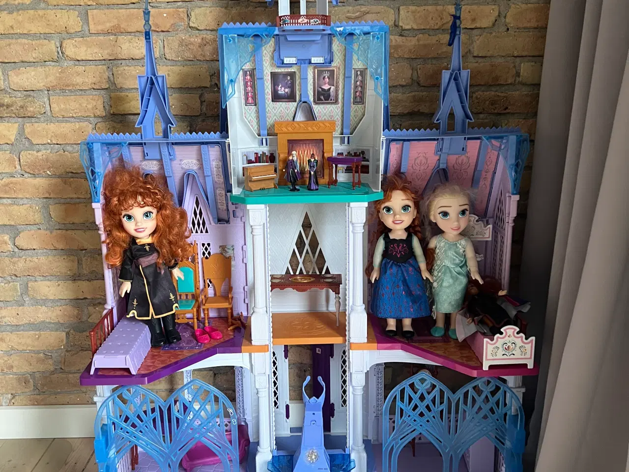 Billede 1 - Frost dukkehus inkl. Anna og Elsa dukker