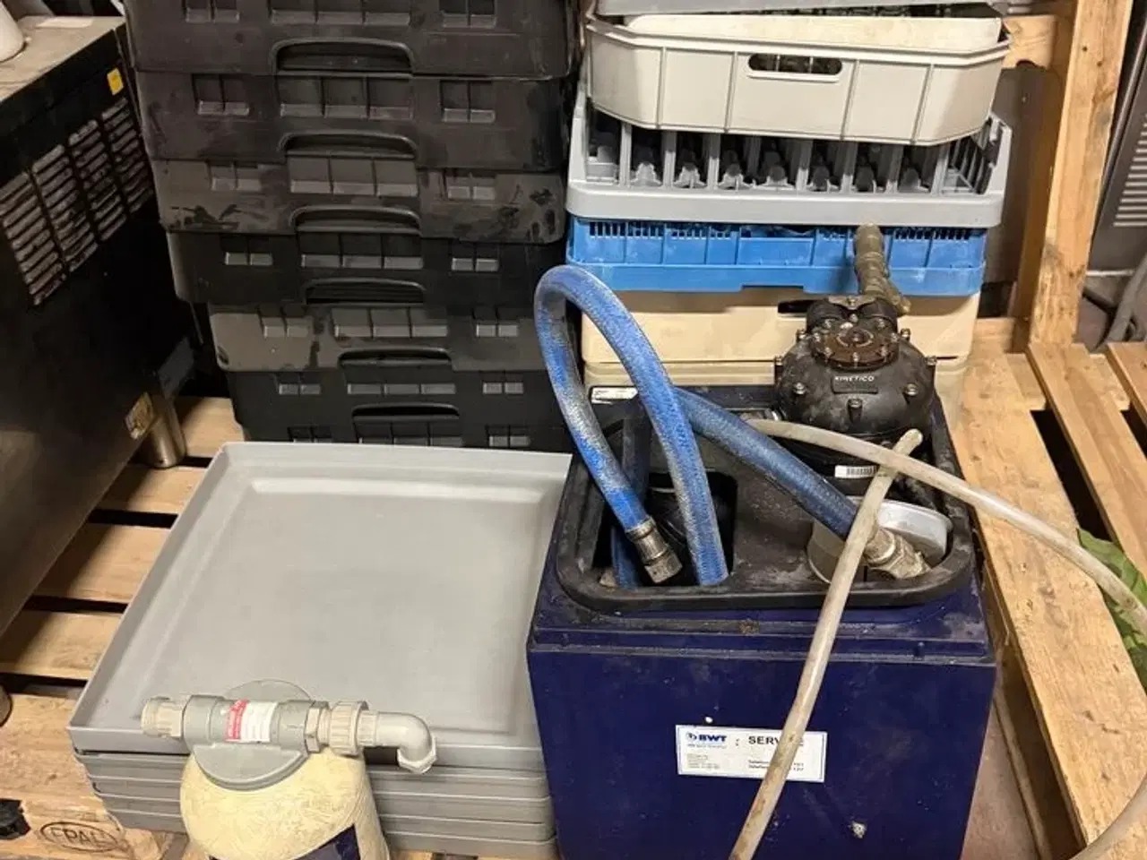 Billede 5 - BWT saltfilter + flaskefilter. Ca. 20 opvaskebakker forskellig slags. (MOMSFRI)