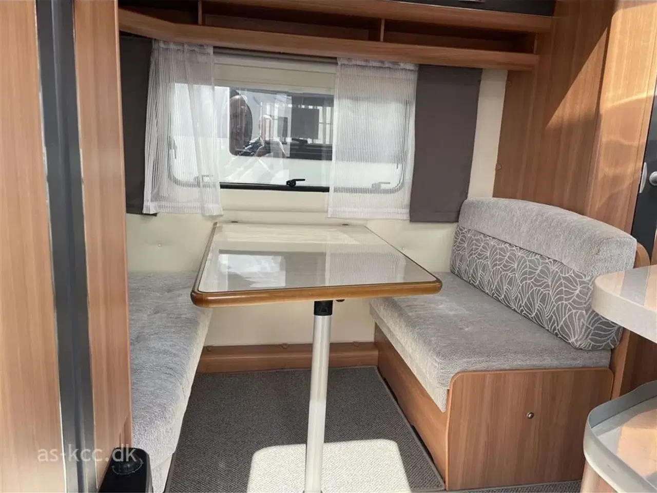 Billede 3 - 2013 - Hobby De Luxe 440 SF   Hobby de Luxe 440 SF årgang 2013. 4 sovepladser, 5 siddepladser, Mover, gulvvarme, tæppe i vognen, Isabella Capri 2,5 m fortelt