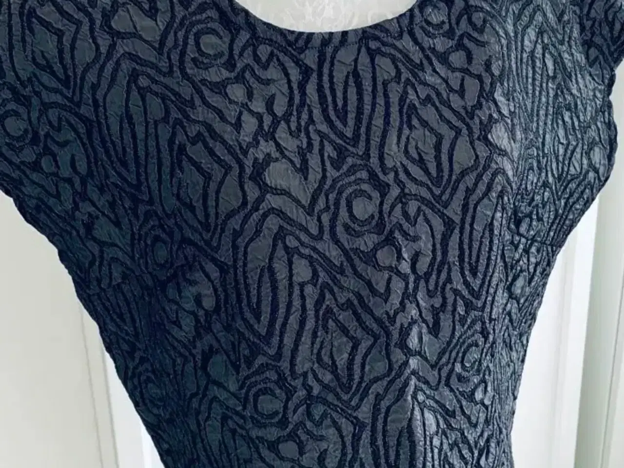 Billede 1 - T-shirt i mørk grå, flot stof 
