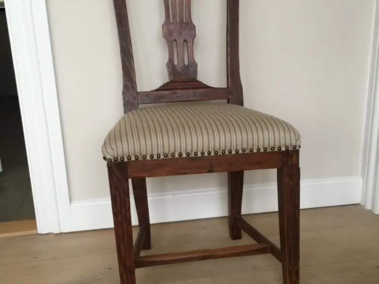 Billede 2 - Antik stol i mørk eg