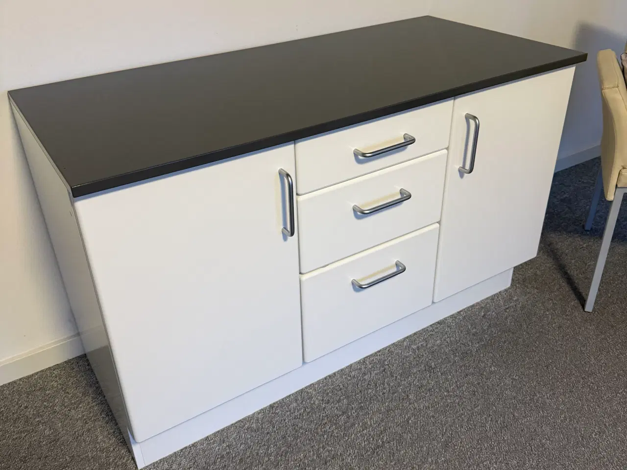 Billede 1 - Specialbygget kommode med grå bordplade