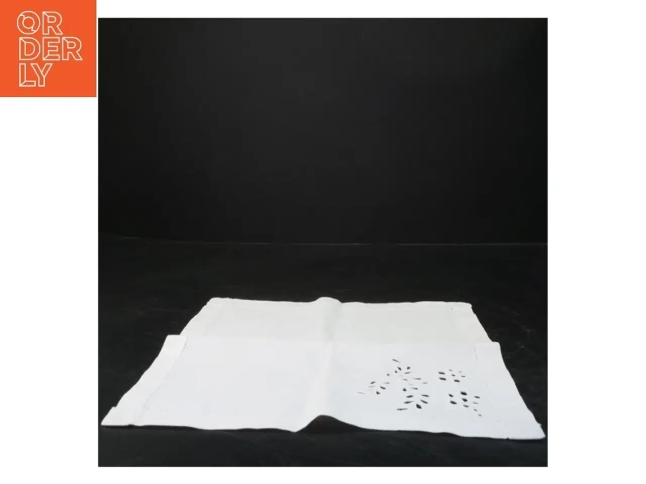 Billede 2 - Broderet stofserviet (str. 29x28 cm)