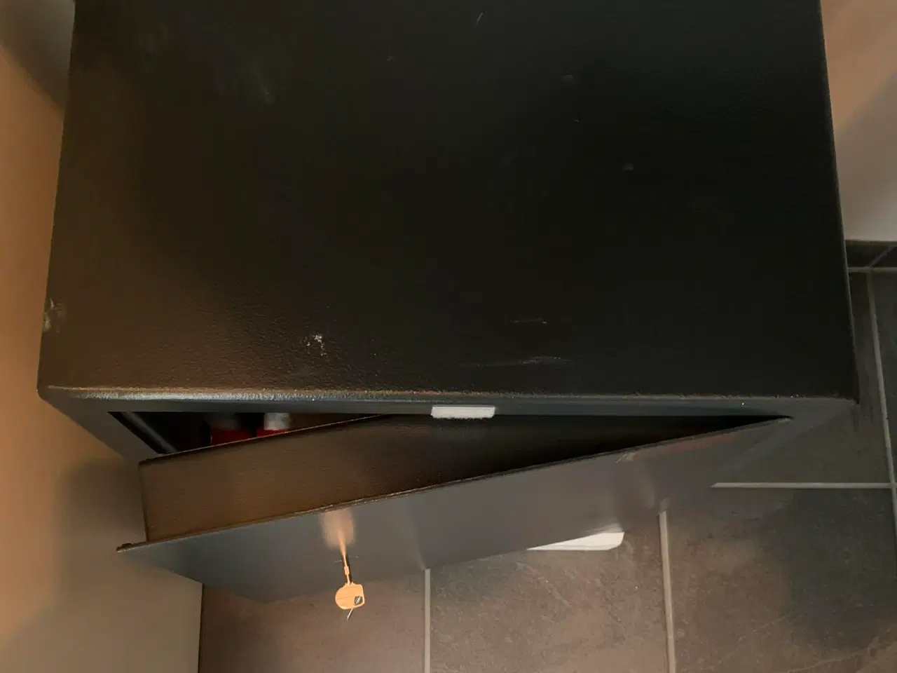 Billede 3 - Værdiboks i stål med hvidt camouflageskab 