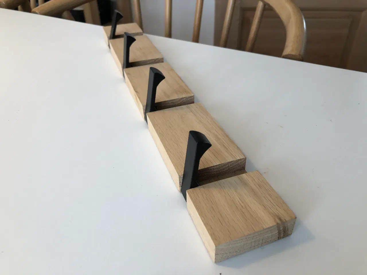 Billede 4 - Knagerække i lyst træ med sorte tangenter