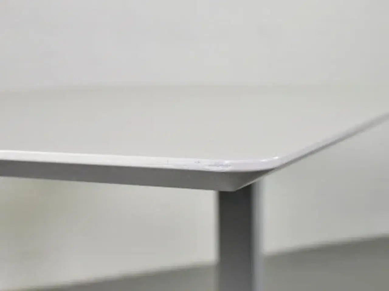 Billede 9 - Konferencebord med hvid plade og grå stel