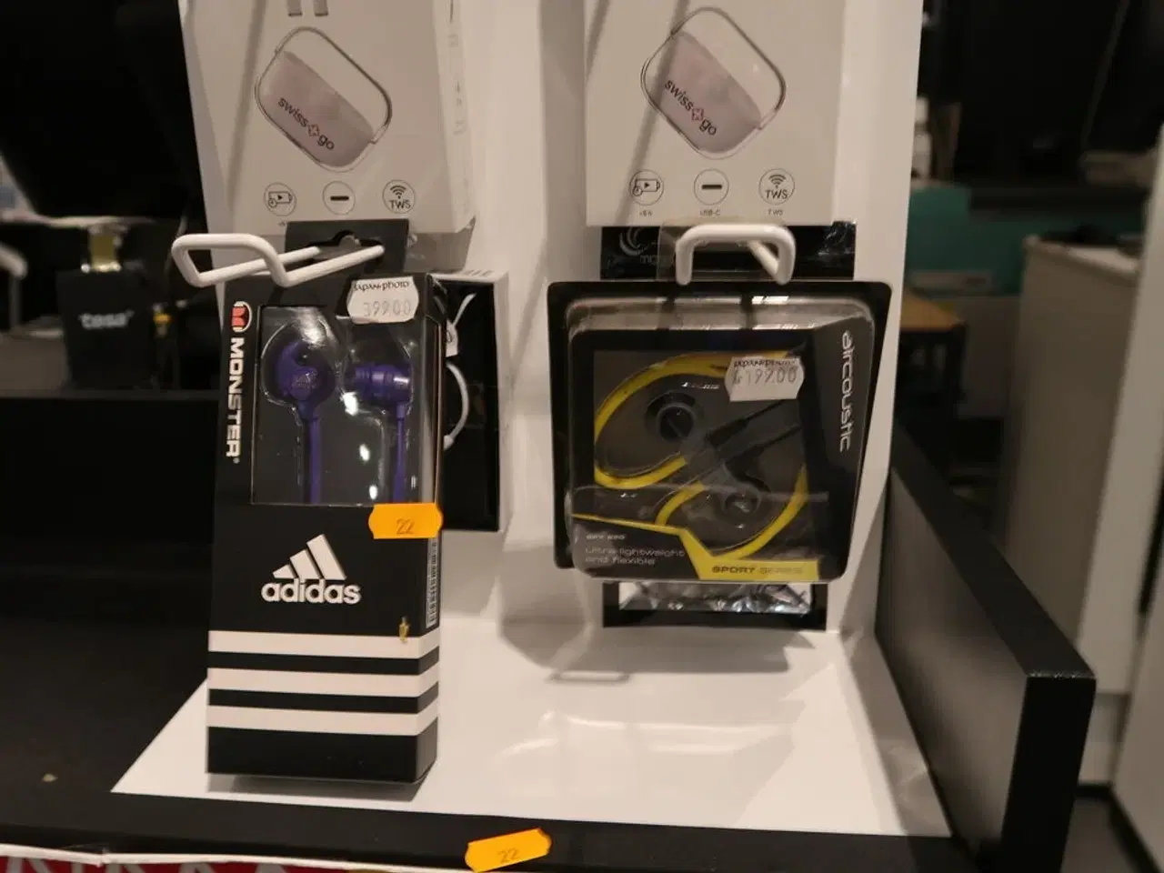 Billede 4 - Reol med div. Headset samt kunstklodser