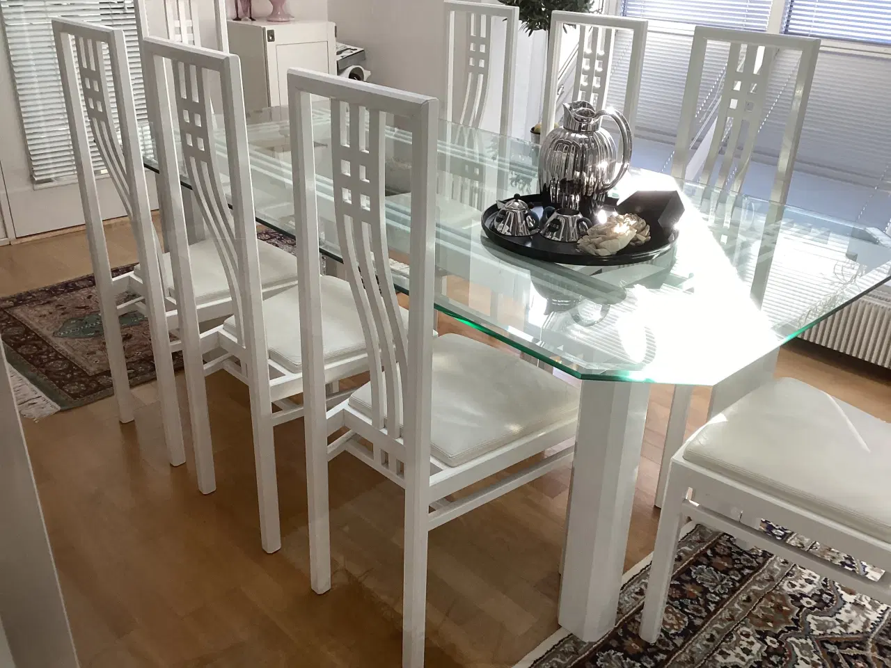 Billede 1 - Spisebord i facetslebetglas med 8 stole