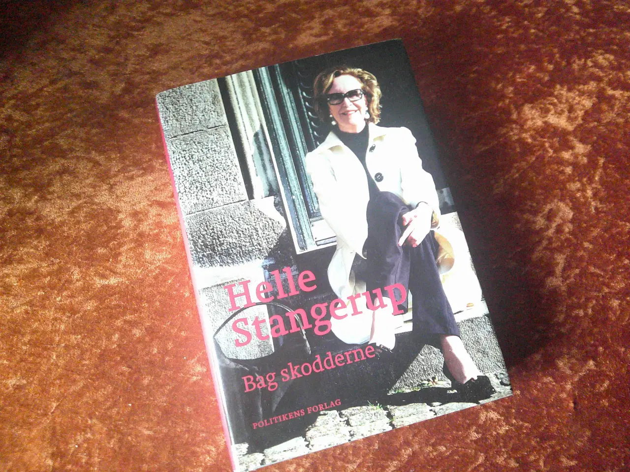 Billede 1 - Bag skodderne, Helle Stangerup