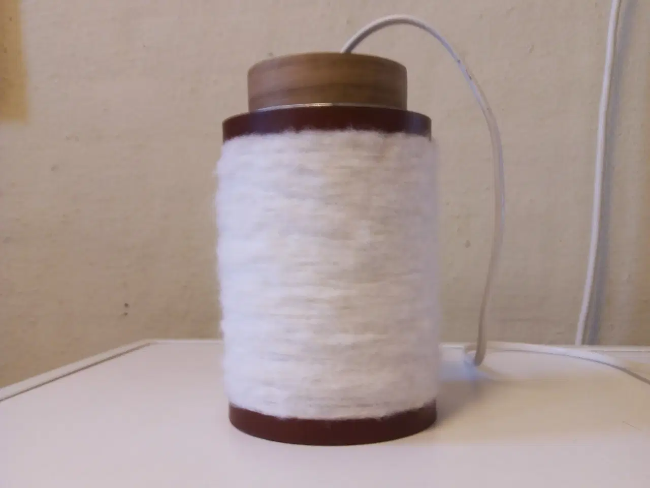 Billede 4 - Lampe i baby alpaca uld, cognac læder, egetræ.