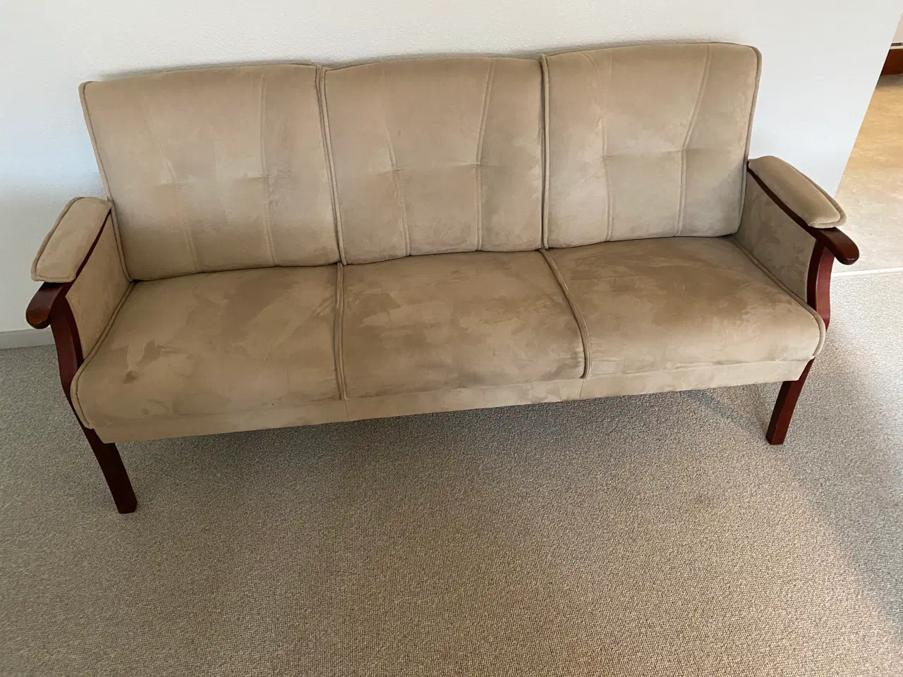 Billede 2 - Sofa med tæt velourstof. 