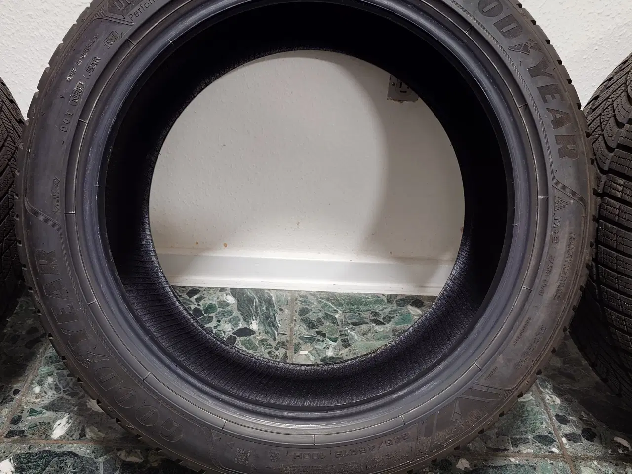 Billede 3 - Goodyear Ultragrip performance+ 245/45-18" 7mm møn