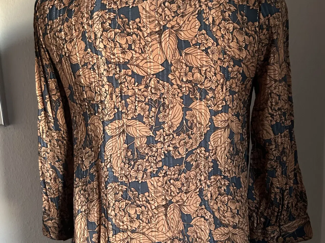 Billede 3 - Skjorte med guldtråde fra Lollys Laundry