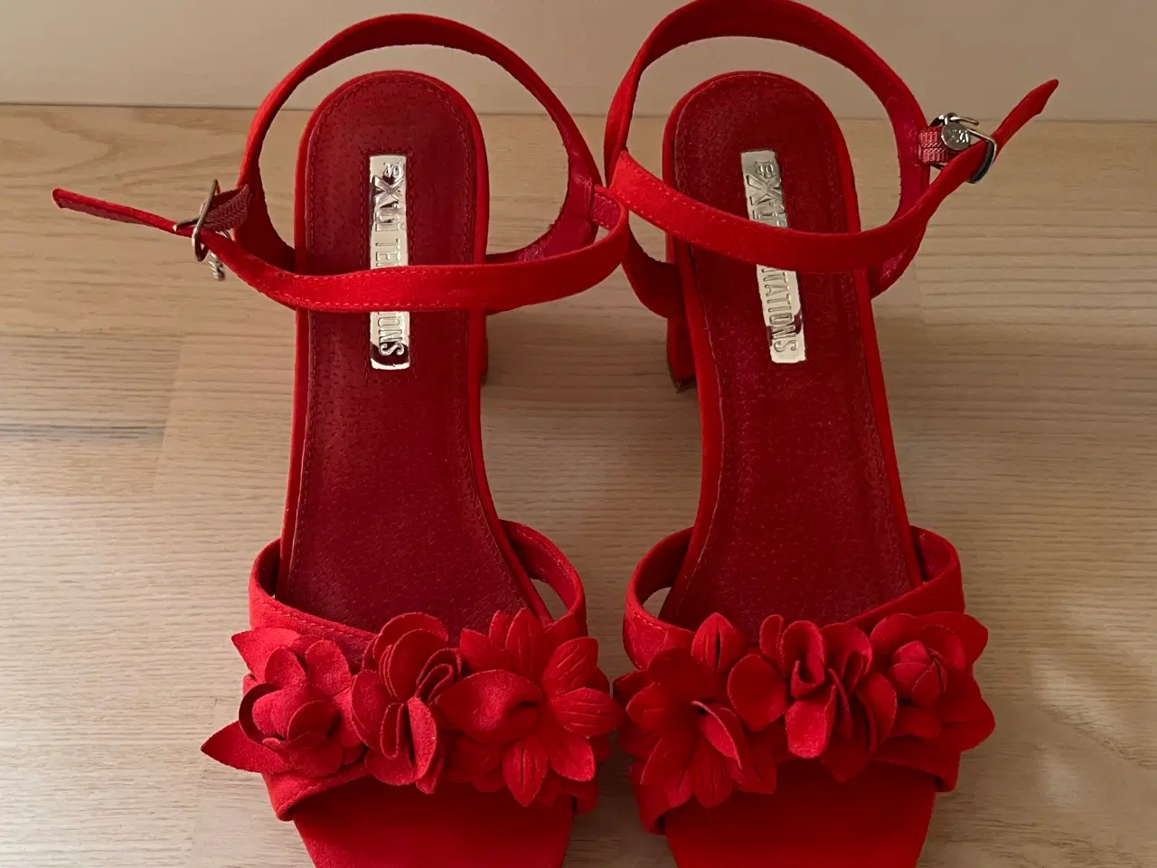 Billede 1 - Røde højhælede sko str. 40