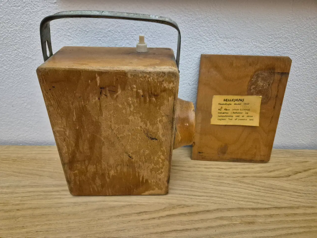 Billede 3 - Hellesens Håndlygte i Træ Model 1942