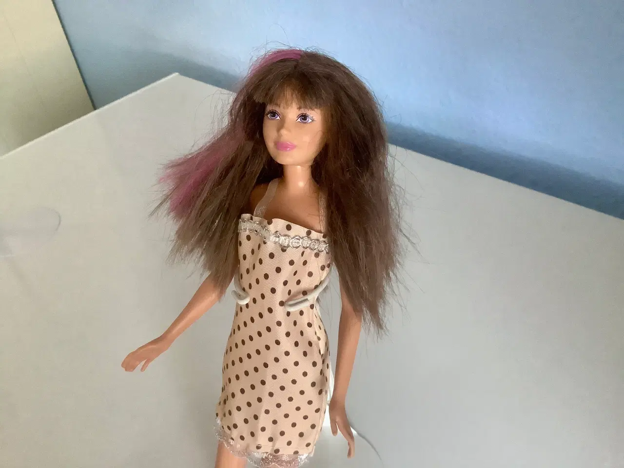 Billede 2 - Skipper Barbie dukke med flexled i benene.