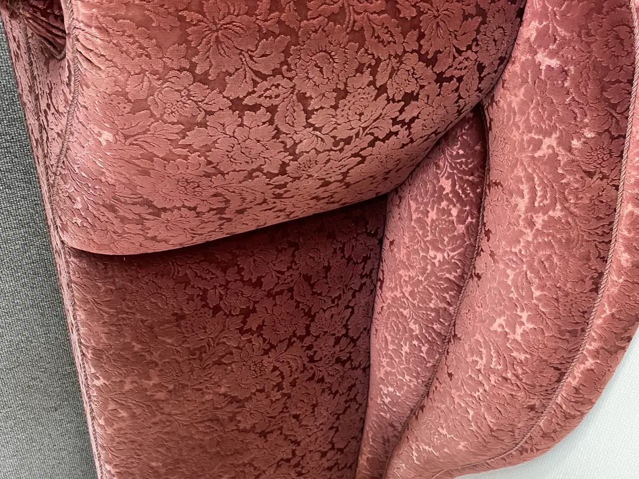 Billede 2 - Ombetrukket chaiselong med skiftede fjedre sælges