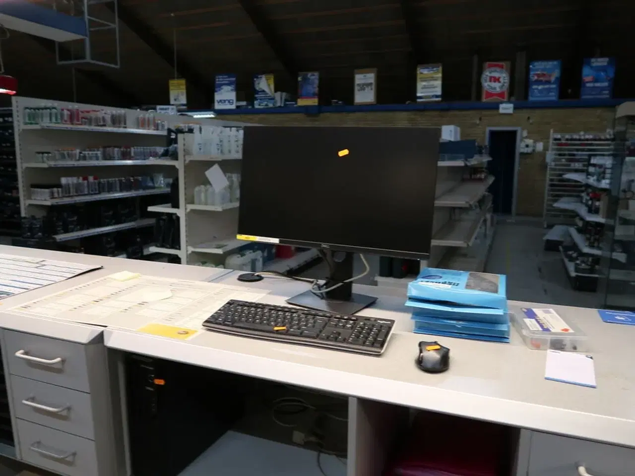 Billede 1 - Computerskærm DEL P2419H med computer, tastatur og mus