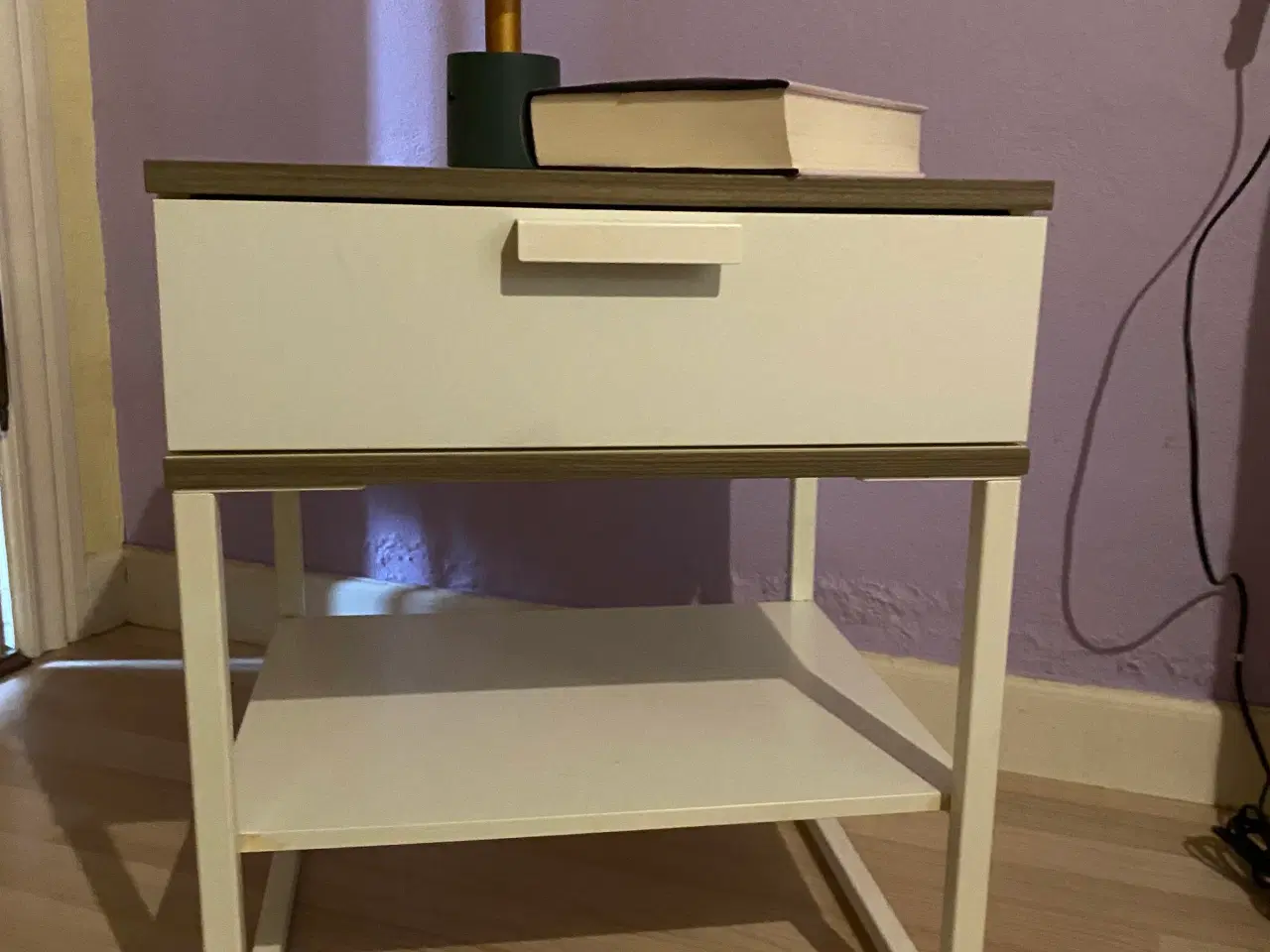 Billede 1 - Hvidt sengebord fra ikea