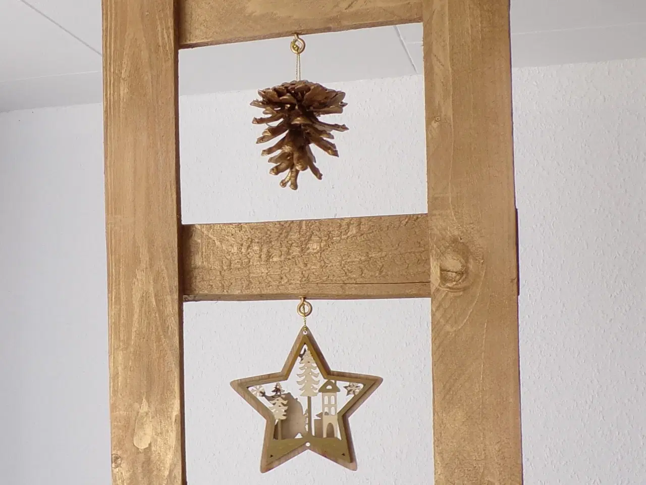 Billede 1 - Guldfarvet julevindue i genbrugsfyrretræ