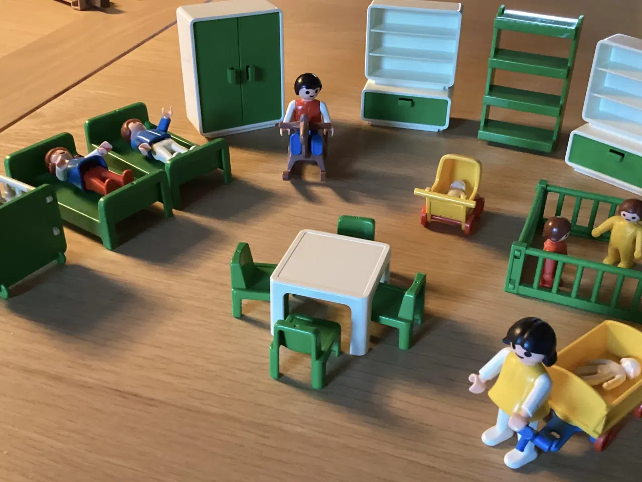 Billede 3 - Playmobil - Dukkehusmøbler og dukker. I alt