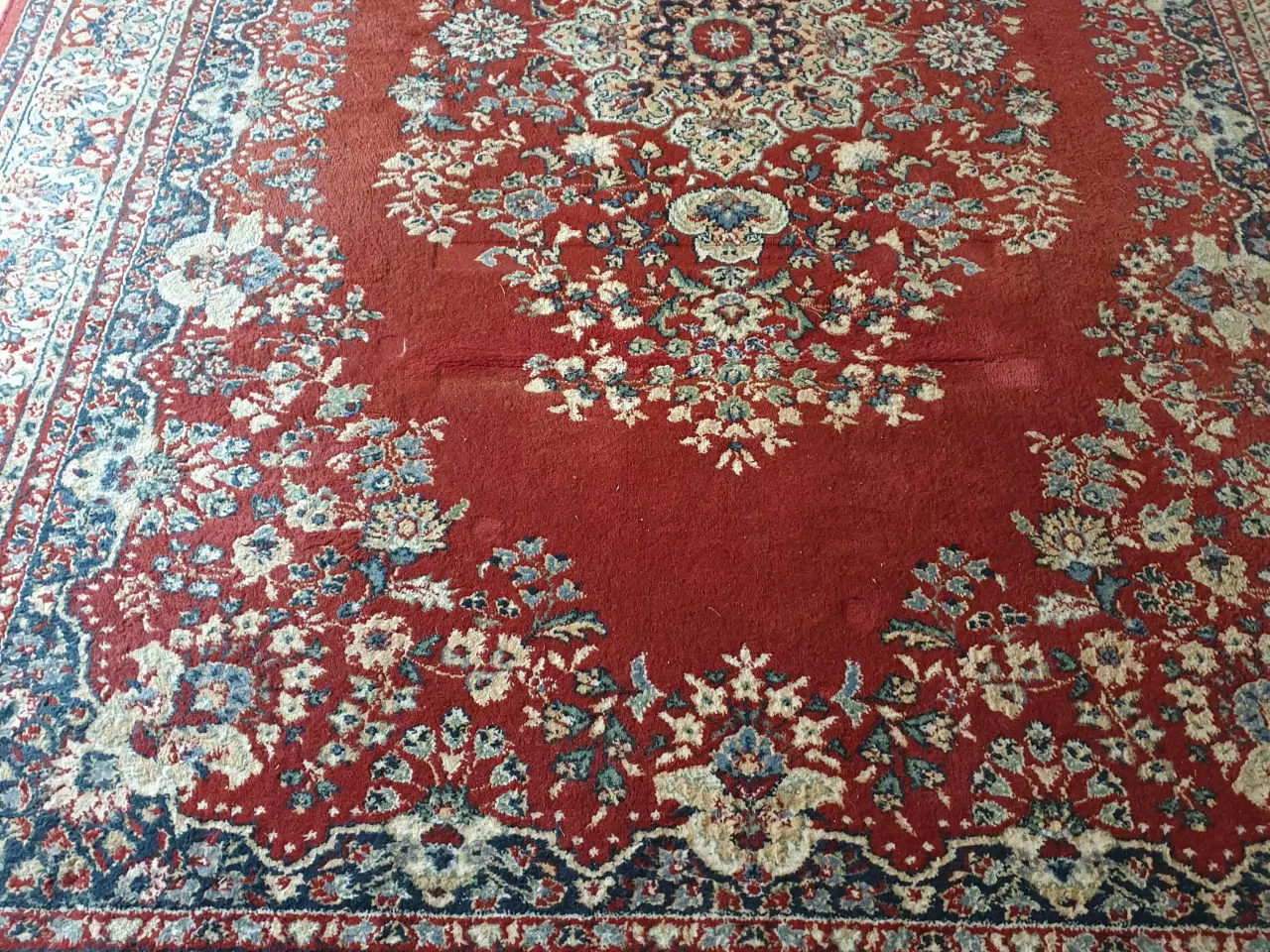 Billede 2 - Smukt tæppe i rød/dueblå og beige farver. 